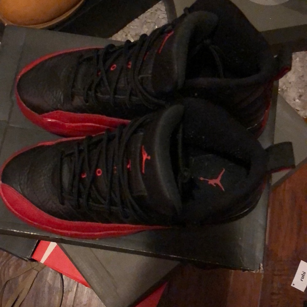 Used size 5Y Air Jordan 12 retro black/varsity red - Picture 3 of 8